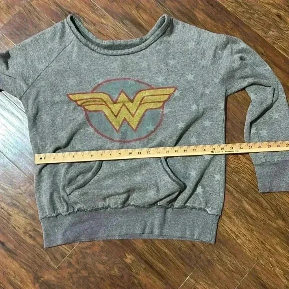 Vintage Wonder Woman DC Comics Six Flags Sweatshirt - Picture 6 of 9